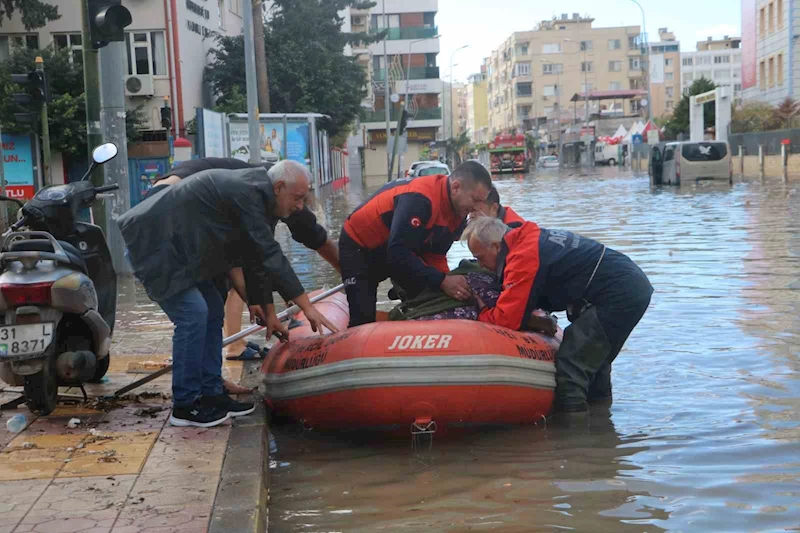 Suyun bir buçuk metreyi bulduğu İskenderun kent merkezinde, AFAD vatandaşları botla kurtarıyor
