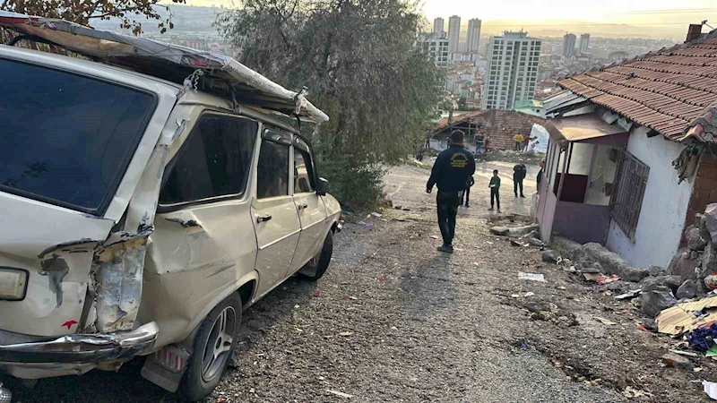 Çöp kamyonu gecekondunun çatısına uçtu
