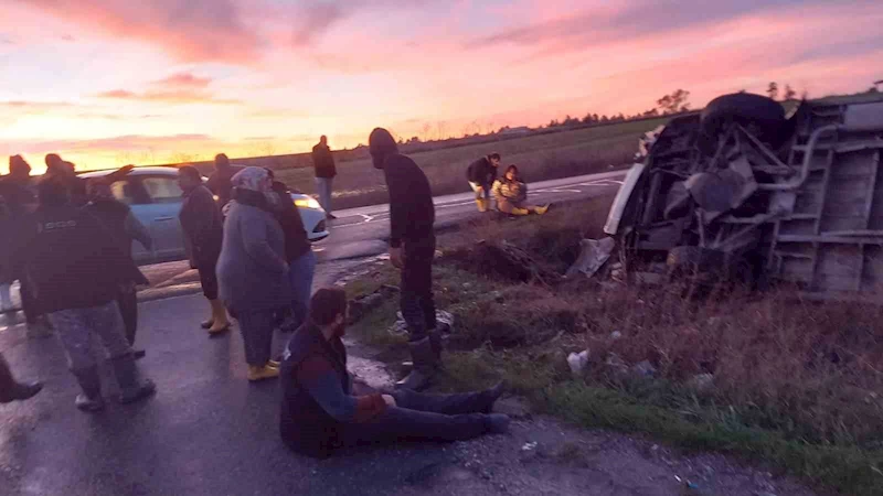 Silivri’de işçileri taşıyan minibüs kaza yaptı: 12 yaralı
