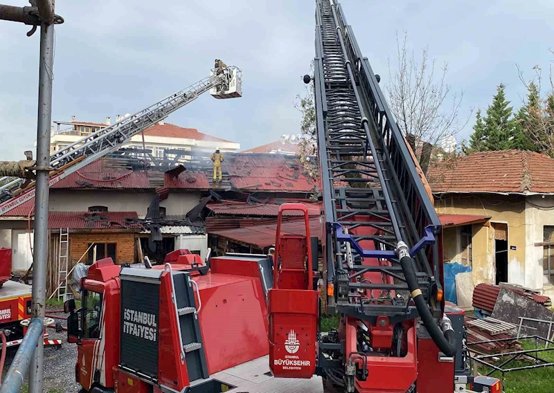 Üsküdar’da marangozhane çatısı alev alev yandı
