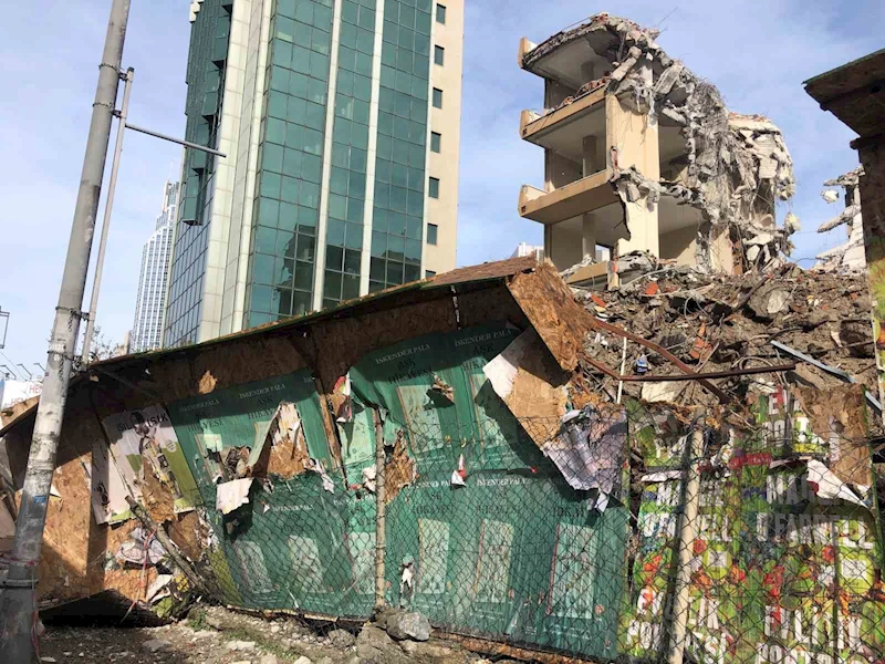 Yıkımı yapılan bina yola doğru çöktü: 1 yaralı

