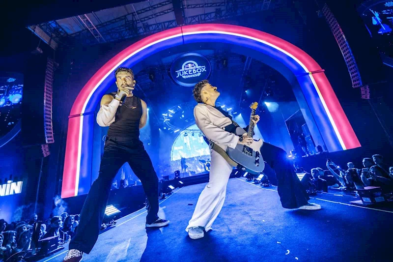 Red Bull Jukebox Sahnesi’nde ‘Dolu Kadehi Ters Tut’ müzikseverlerle buluştu
