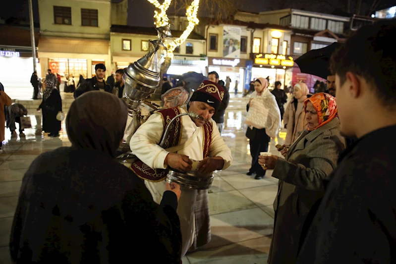 Eyüpsultan’da Teravih Namazı sonrası şerbet ikramı