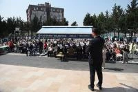 BAŞKAN ÖZTEKİN ÖĞRENCİLERİN KARNE HEYECANINA ORTAK OLDU