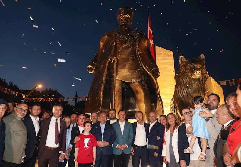 Keçiören’de 30 Ağustos Zafer Anıtı görkemli törenle açıldı